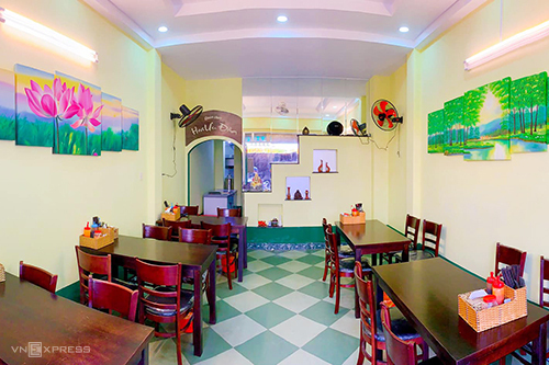 Không gian quán không quá rộng nhưng thoáng và sạch sẽ, có trang trí nhẹ nhàng. Bãi đỗ xe nằm ở phía trước. Quán nằm trong hẻm nên không gian trước quán hơi hẹp và đông.