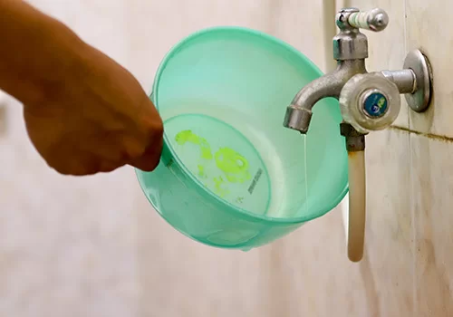 Nguồn nước nh&agrave; một hộ d&acirc;n Đ&agrave; Nẵng nhỏ từng giọt. Ảnh: Nguyễn Đ&ocirc;ng.