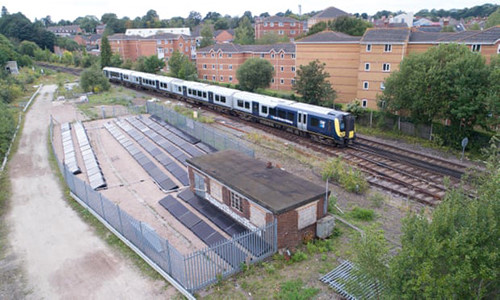 Trại quang năng ở&nbsp;Aldershot nh&igrave;n từ tr&ecirc;n cao. Ảnh: Guardian.
