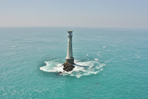 Ngọn hải đăng tr&ecirc;n đảo Bishop Rock. Thời xa xưa, ngọn hải đăng chiếu s&aacute;ng nhờ đ&egrave;n hơi paraffin v&agrave; trước đ&oacute; l&agrave; nến, với &aacute;nh s&aacute;ng chiếu xa tới 24 hải l&yacute;. Ng&agrave;y nay ngọn đ&egrave;n biển n&agrave;y c&oacute; m&aacute;y ph&aacute;t điện, pin v&agrave; s&acirc;n bay trực thăng dựng từ năm 1976 - nhờ đ&oacute; kh&aacute;ch tham quan c&oacute; thể hạ c&aacute;nh tr&ecirc;n đỉnh c&ocirc;ng tr&igrave;nh thay v&igrave; đi thuyền. Ảnh: Trinity House.