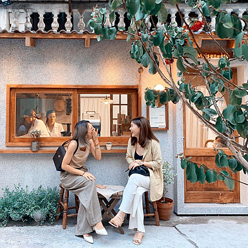 Quán cà phê phong cách Hàn, Hà NộiNằm trong một con ngõ nhỏ ở phố Đặng Văn Ngữ, quán cà phê Maison De Éte gây ấn tưởng bởi phong cách nhẹ nhàng và đẹp mắt. Đây hiện là điểm check-in hút khach ở Hà Nội. Đẩy cánh cửa gỗ bước vào bên trong, thực khách sẽ cảm nhận được sự ấm cúng bởi các vật dụng trang trí bằng gỗ và ánh đèn vàng. Quán có diện tích nhỏ, có chỗ ngồi gần quầy pha chế. Nơi này còn làm các loại đồ uống không đường để phục vụ những ai không thích ăn ngọt. Giá dao động từ 50.000 đồng. Ảnh: @heominhon.