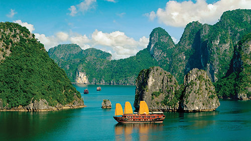 Theo Sở Du lịch tỉnh, ước tính cả năm 2018, Quảng Ninh đón 12,2 triệu lượt khách du lịch, tăng 24% so với năm 2017, trong đó khách quốc tế đến từ 150 quốc gia, vùng lãnh thổ là 5,22 triệu lượt người. Tổng thu từ khách du lịch đạt 23.600 tỷ đồng, tăng 32%. Ảnh: Luxury Escapes.