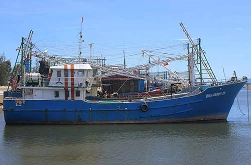 T&agrave;u của ngư d&acirc;n Phan Thu nằm ở &acirc;u thuyền Hồng Triều, x&atilde; Duy Nghĩa, huyện Duy Xuy&ecirc;n hai năm nay. Ảnh:&nbsp;Đắc Th&agrave;nh.