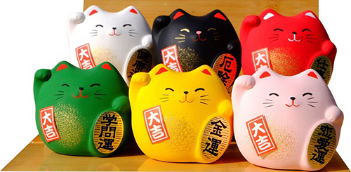 Du khách có thể mua mèo thần tài Maneki Neko như bùa cầu may cho người thân khi đến Nhật Bản. Ảnh: Gift for the orients.