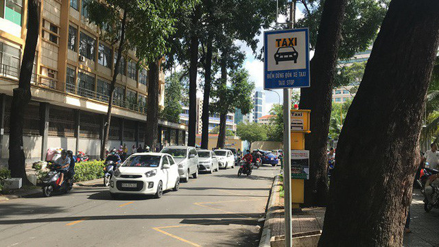 Cận cảnh những điểm đón taxi hoang phế ở Sài Gòn - Ảnh 2. Cận cảnh những điểm đón taxi hoang phế ở Sài Gòn - Ảnh 2.