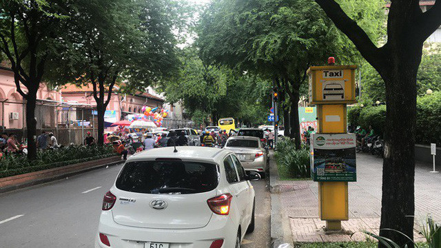 Cận cảnh những điểm đón taxi hoang phế ở Sài Gòn - Ảnh 3. Cận cảnh những điểm đón taxi hoang phế ở Sài Gòn - Ảnh 3.