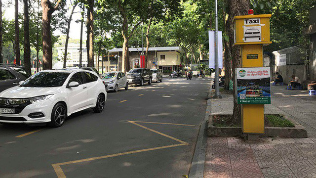 Cận cảnh những điểm đón taxi hoang phế ở Sài Gòn - Ảnh 4. Cận cảnh những điểm đón taxi hoang phế ở Sài Gòn - Ảnh 4.