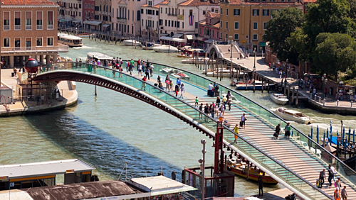 Ponte della Costituzione nối nhà ga Santa Lucia với quảng trường Piazzale Roma. Ảnh: istock.