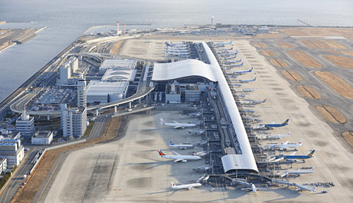 Nh&agrave; ga số 1 của s&acirc;n bay Kansai l&agrave; nh&agrave; ga d&agrave;i nhất thế giới. Ảnh:&nbsp;VINCI.&nbsp;