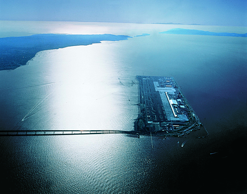 S&acirc;n bay Kansai đi v&agrave;o hoạt động từ năm 1994 để giảm h&agrave;nh kh&aacute;ch cho s&acirc;n bay Osaka vốn qu&aacute; tải lại kh&ocirc;ng thể mở rộng, do nằm trong v&ugrave;ng đ&ocirc;ng d&acirc;n cư của th&agrave;nh phố Toyonaka. Tr&ecirc;n ảnh l&agrave; h&ograve;n đảo nh&acirc;n tạo đầu ti&ecirc;n, với nh&agrave; ga T1 của s&acirc;n bay.&nbsp;Ảnh:&nbsp;Renzo Piano Building Workshop.