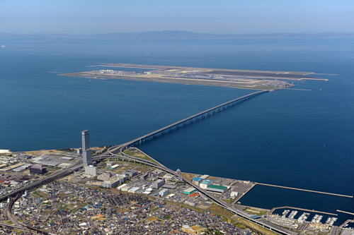 Cầu nối từ s&acirc;n bay Kansai v&agrave;o đất liền&nbsp;lập kỷ lục cầu hai tầng d&agrave;i nhất thế giới (3.750 m).&nbsp;Ảnh:&nbsp;Jtrip.