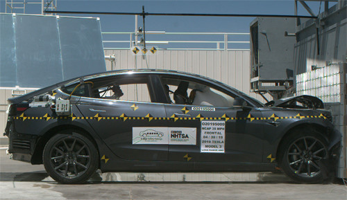 Mẫu Tesla Model 3 dẫn động 4 bánh đời 2019 được NHTSA thử nghiệm độ an toàn.