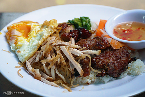 Suất cơm ở địa chỉ này có giá trung bình 50.000 đồng. Ảnh: Di Vỹ.