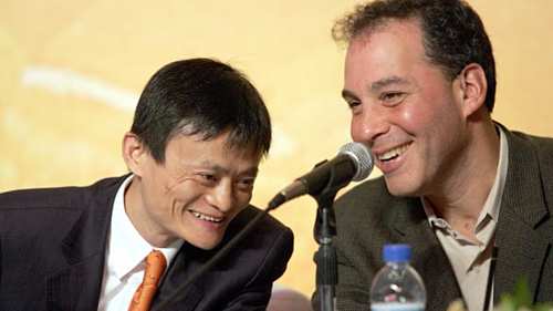 Jack Ma và COO Yahoo Daniel Rosensweig năm 2005. Ảnh: AFP