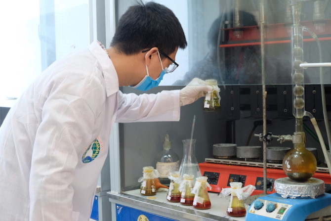 Nhân viên Viện Hoá học và Môi trường Quân sự làm việc cường độ cao để nhanh chóng có kết quả, để đưa ra phương án tiêu độc khu vực cháy nhà máy Rạng Đông.
