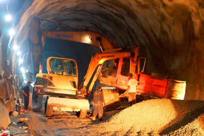 Hải V&acirc;n 2 vẫn ngổn ngang trước ng&agrave;y th&ocirc;ng hầm kỹ thuật