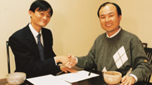 Jack Ma và ông chủ SoftBank Masayoshi Son năm 2000. Ảnh: Alibaba