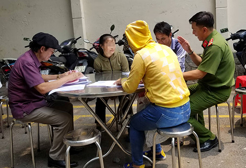Nhiều người đến Công an TP HCM trình báo. Ảnh: Q.T