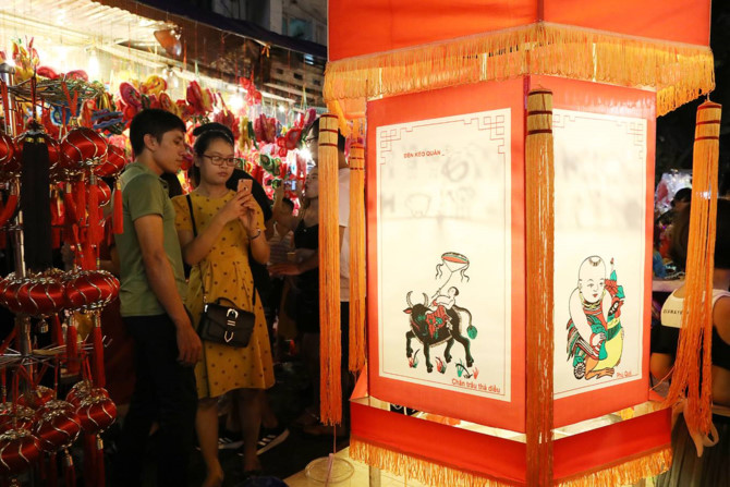 Chợ Trung thu ken đặc người