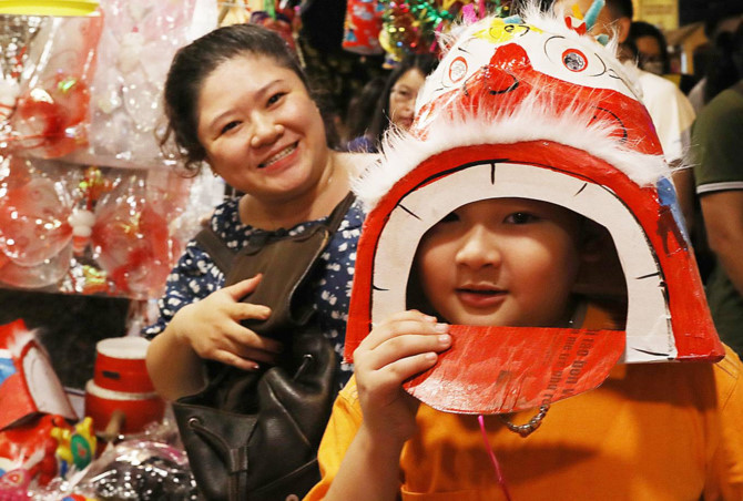 Chợ Trung thu ken đặc người