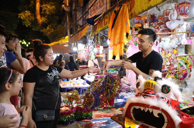 Chợ Trung thu ken đặc người