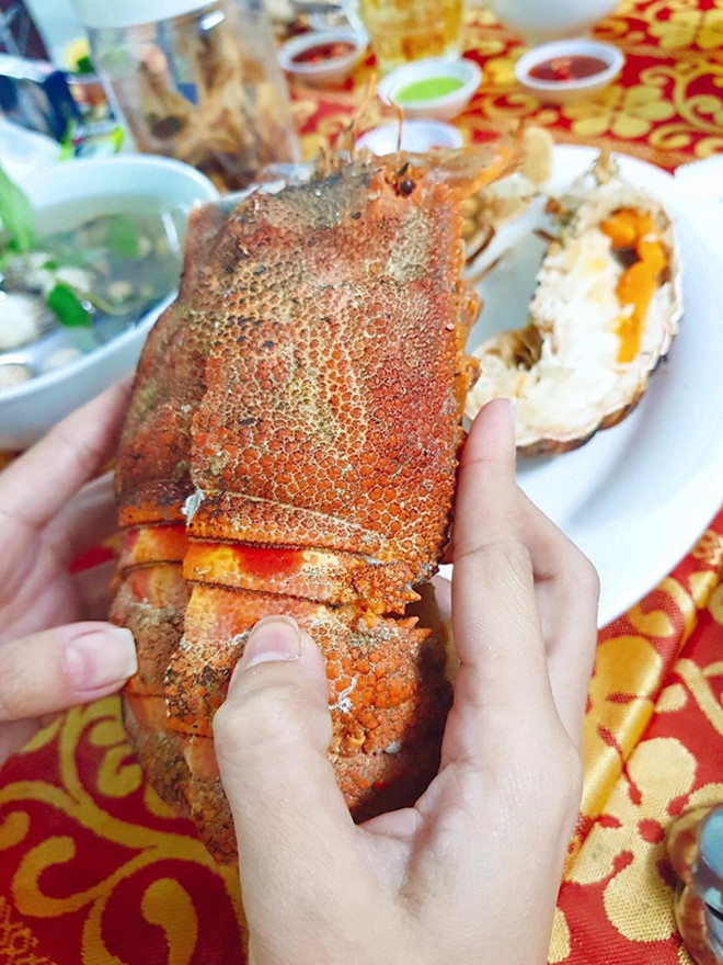 2,2 trieu dong/kg tom mu ni do, khach van ‘san lung’ hinh anh 2