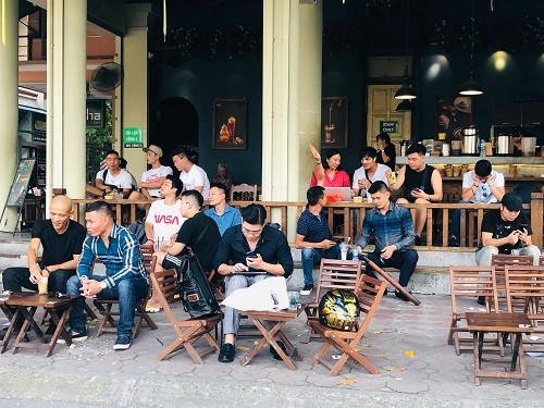 Khách khứa ngồi đông đúc tại một quán cà phê trên đường Hoàng Cầu, Hà Nội. Ảnh: Quỳnh Trang.