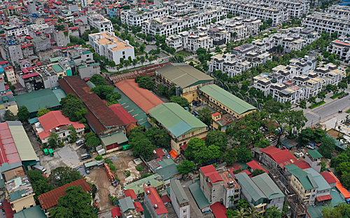 Nhà máy cá»§a Công ty cổ phần Cao su Hà Ná»™i tại Cầu Diá»…n nằm giữa khu dân cư và rất nhiá»u trưá»ng há»c xung quanh. Ảnh: Ngá»c Thà nh