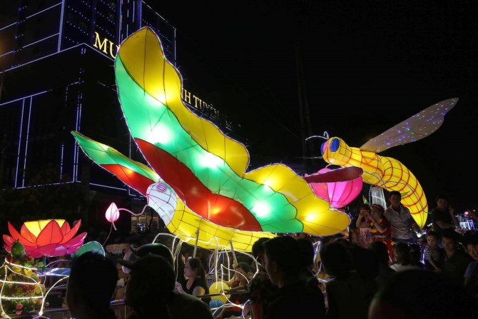 Đèn Trung thu khổng lổ ở thành Tuyên
