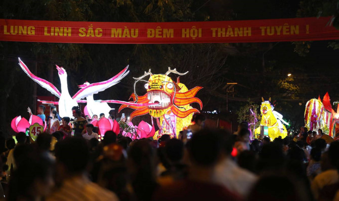 Đèn Trung thu khổng lổ ở thành Tuyên