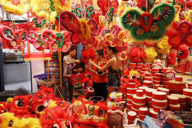 Chợ Trung thu ken đặc người