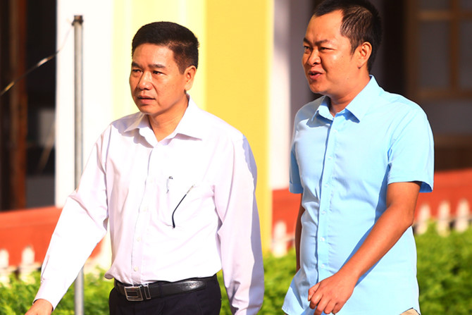 Bị c&aacute;o Trần Xu&acirc;n Yến (tr&aacute;i) v&agrave; Đinh Hải Sơn đến to&agrave;. Ảnh: Phạm Dự.