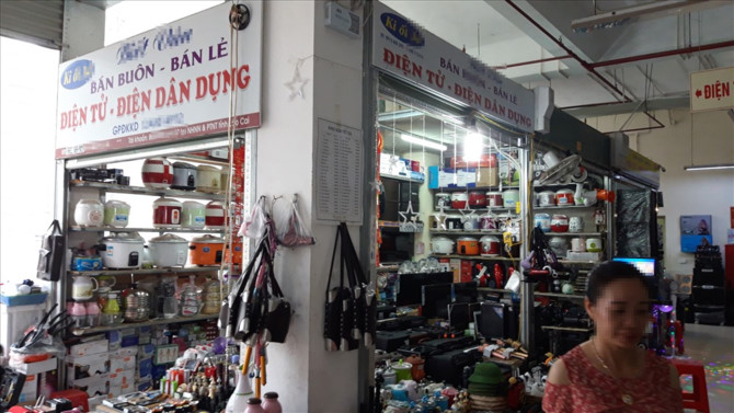 Cửa hàng bán súng hơi tại chợ Cốc Lếu. Ảnh PV.