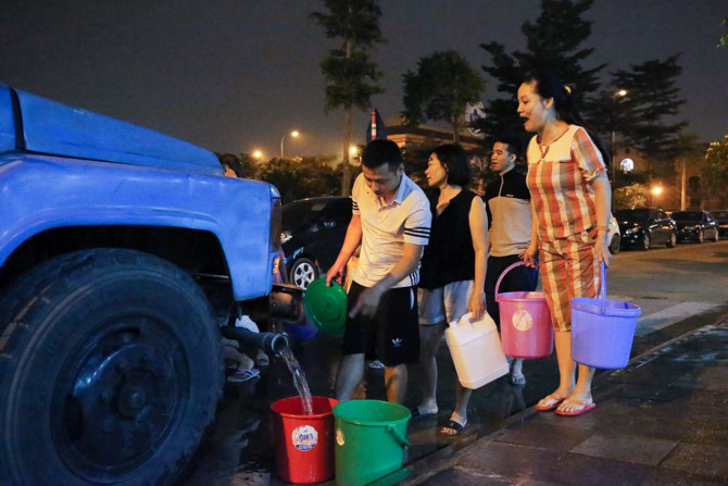 Người dân xếp hàng chờ lấy nước sạch trong đêm