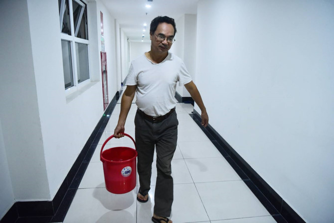 Người dân xếp hàng chờ lấy nước sạch trong đêm