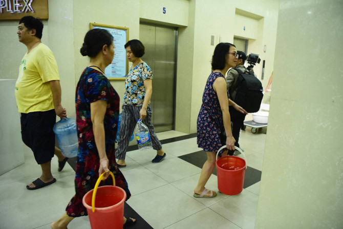 Người dân xếp hàng chờ lấy nước sạch trong đêm