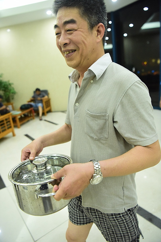 Người dân xếp hàng chờ lấy nước sạch trong đêm