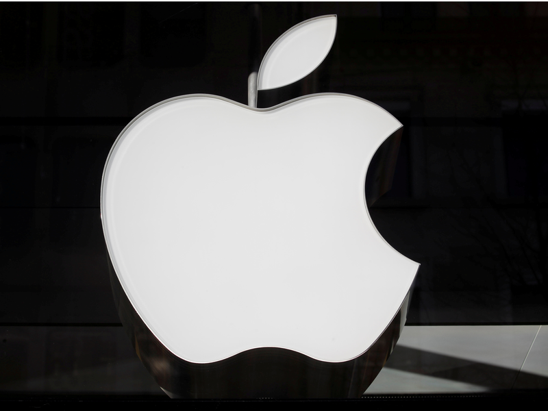 FILE PHOTO: Logo của Apple được nhìn thấy tại một cửa hàng ở Zurich, Thụy Sĩ ngày 3 tháng 1 năm 2019. REUTERS / Arnd Wiegmann