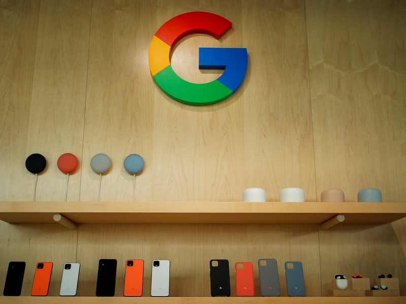 Điện thoại thông minh và phụ kiện Google Pixel 4 mới được hiển thị trong sự kiện ra mắt Google tại Thành phố New York, New York, Hoa Kỳ, ngày 15 tháng 10 năm 2019. REUTERS / Eduardo Munoz