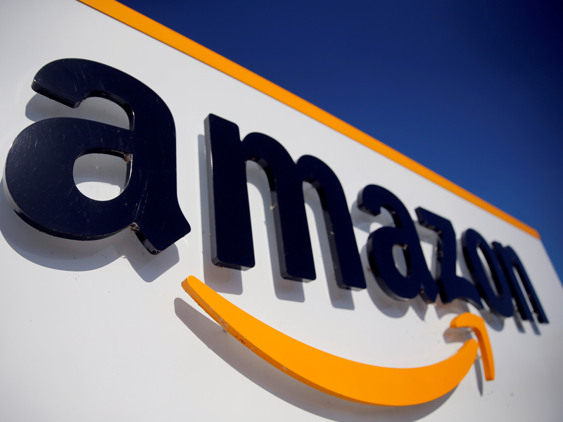 FILE PHOTO: Logo của Amazon được nhìn thấy tại trung tâm hậu cần của công ty ở Bove, Pháp, ngày 18 tháng 9 năm 2019. REUTERS / Pascal Rossignol / File Photo