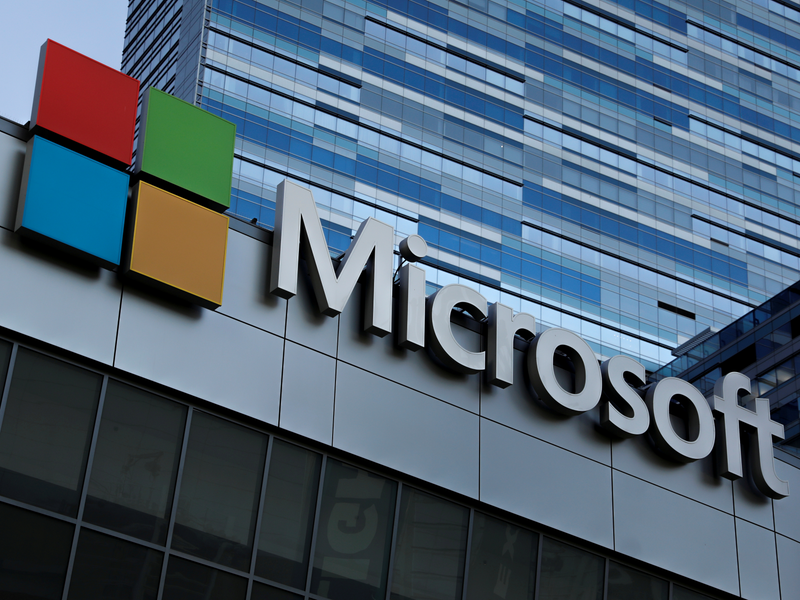 FILE PHOTO: Dấu hiệu Microsoft được hiển thị trên đỉnh Nhà hát Microsoft ở Los Angeles, California, Hoa Kỳ ngày 19 tháng 10 năm 2012. REUTERS / Mike Blake / Ảnh ảnh