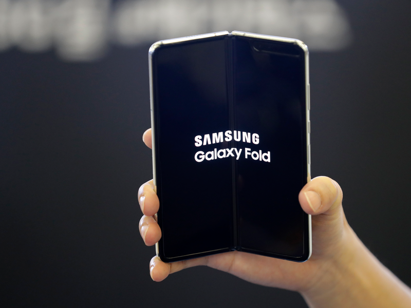FILE - Trong ngày 6 tháng 9 năm 2019 này, tập tin ảnh một nhân viên cầm Galaxy Fold của Samsung Electronics Co. để chụp ảnh tại một trung tâm mua sắm ở Seoul, Hàn Quốc. Điện thoại nắp gập của Samsung cuối cùng đã chạm tới Hoa Kỳ Samsung sẽ bắt đầu bán Galaxy Fold, một chiếc điện thoại có màn hình gập lại với nhau như một cuốn sách, vào thứ Sáu, ngày 27 tháng 9. (AP Photo / Lee Jin-man, File)