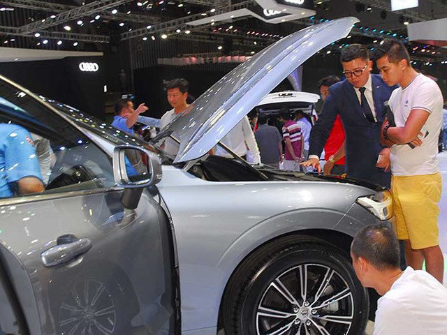 Ô tô giảm tiếp trăm triệu, xả kho từ nay đến mùa Tết