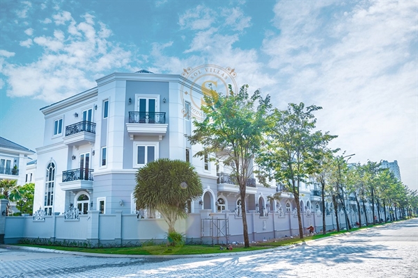 Nằm trong Khu đ&ocirc; thị PhoDong Village 41ha, 101 biệt thự Sol Villas được bao quanh bởi hệ thống c&ocirc;ng vi&ecirc;n, những trục đường ch&iacute;nh với nhiều loại hoa v&agrave; d&ograve;ng s&ocirc;ng cảnh quan tươi m&aacute;t.