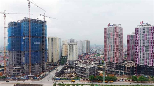 Nhiều chuy&ecirc;n gia dự b&aacute;o thị trường bất động sản sẽ tiếp tục gặp kh&oacute; trong thời gian tới. Ảnh: baoxaydung.vn