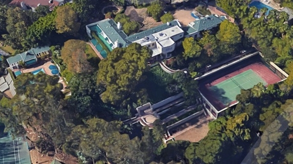 Căn biệt thự tại Los Angeles của Taylor Swift với rất nhiều c&acirc;y xanh bao quanh