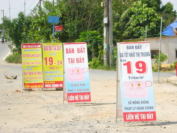 Cơn sốt đất nền mới tại 4 huyện TP.HCM chuẩn bị lên quận: Nhà đầu tư có nên đi tắt đón đầu? Các chuyên gia cảnh báo nhà đầu tư nên cẩn trọng khi đầu tư vào đất nền. Ảnh: sggp.org.vn