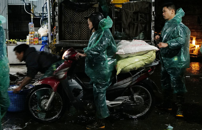 Chợ đầu mối xuy&ecirc;n đ&ecirc;m b&aacute;n c&aacute; ch&eacute;p đỏ