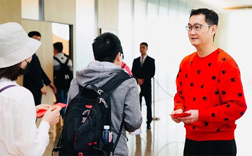 Ông Mã Hóa Đằng tặng phong bao lì xì năm mới cho nhân viên năm ngoái.