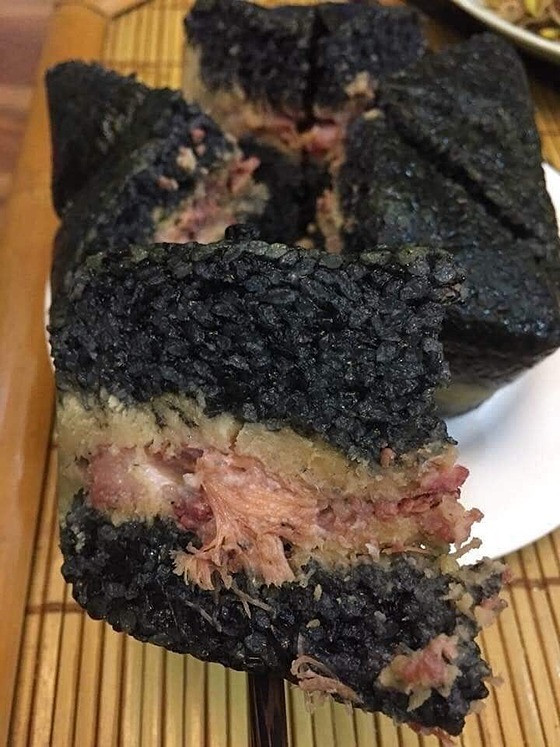 Bánh chưng đen được làm từ nếp nương. Ảnh: ĐT.